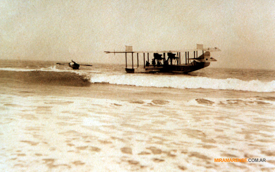 Llegada a nuestras playas de un hidroavión. 1921