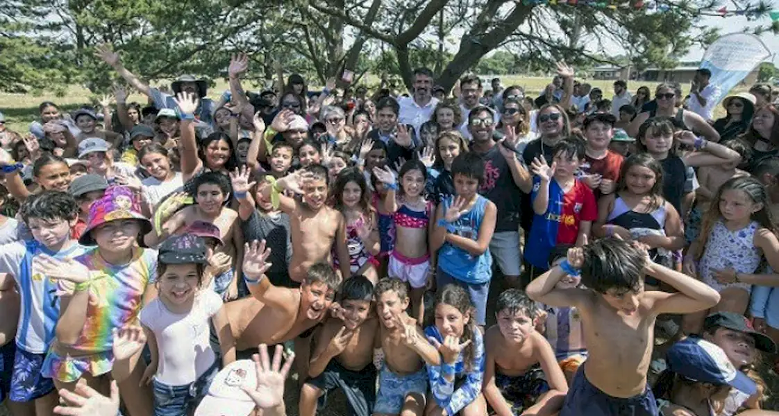 Axel Kicillof presentó el programa Escuelas Abiertas en Miramar