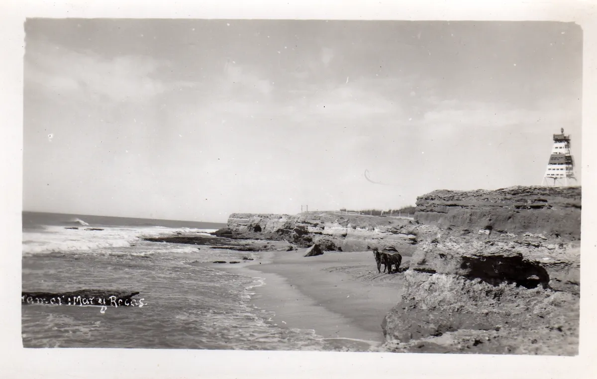 Postal Miramar Mar y Rocas: playita entre barrancas de tosca, un carro con caballos en la arena y, arriba a la derecha, la baliza con su marca de franjas