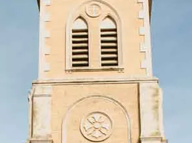 Campanario con dos ventanas ojivales con persianas y, debajo, una roseta en relieve dentro de un arco