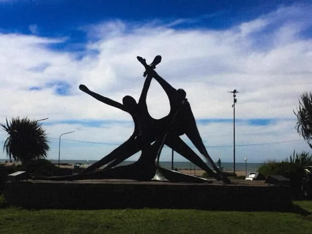 La escultura a contraluz, recortada contra el cielo y el mar