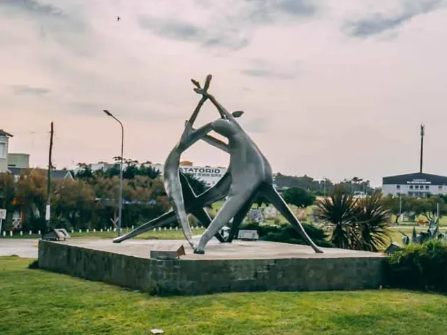 El Monumento a los Inmigrantes visto de costado, sobre su base cuadrada en la plaza
