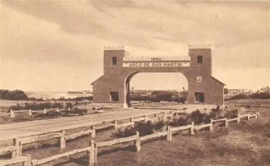 1950 - Postal del Arco de San Martín con el camino de tierra y el alambrado