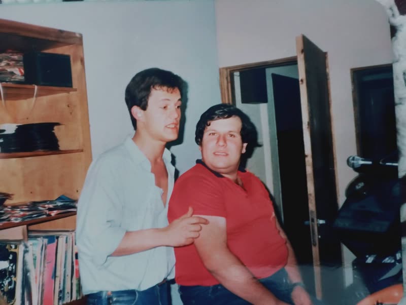 Marcelo Pascual y José Luis Linares en el estudio de la radio en los años 80, con estantes llenos de discos y un micrófono