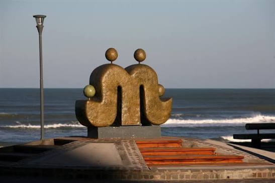 2009 - La M de Miramar frente al mar, en la plazoleta de la Costanera y 21