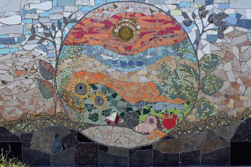 2013 - Mural en mosaico de Marité Svast en el Parque de la Bienal: un círculo con el mar, el sol y la tierra
